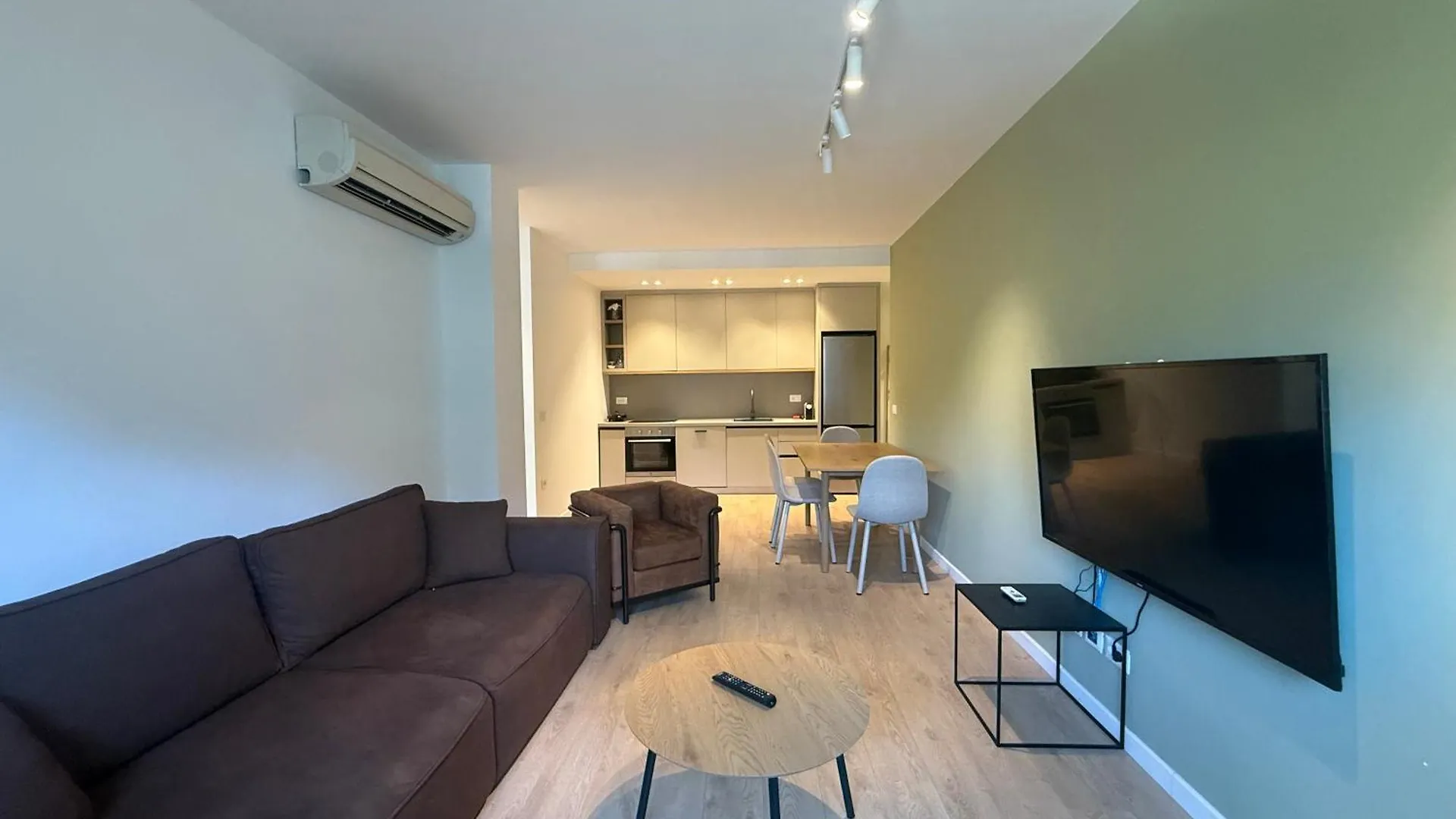 Iria Apartment 1 & 2 Голем 0*,