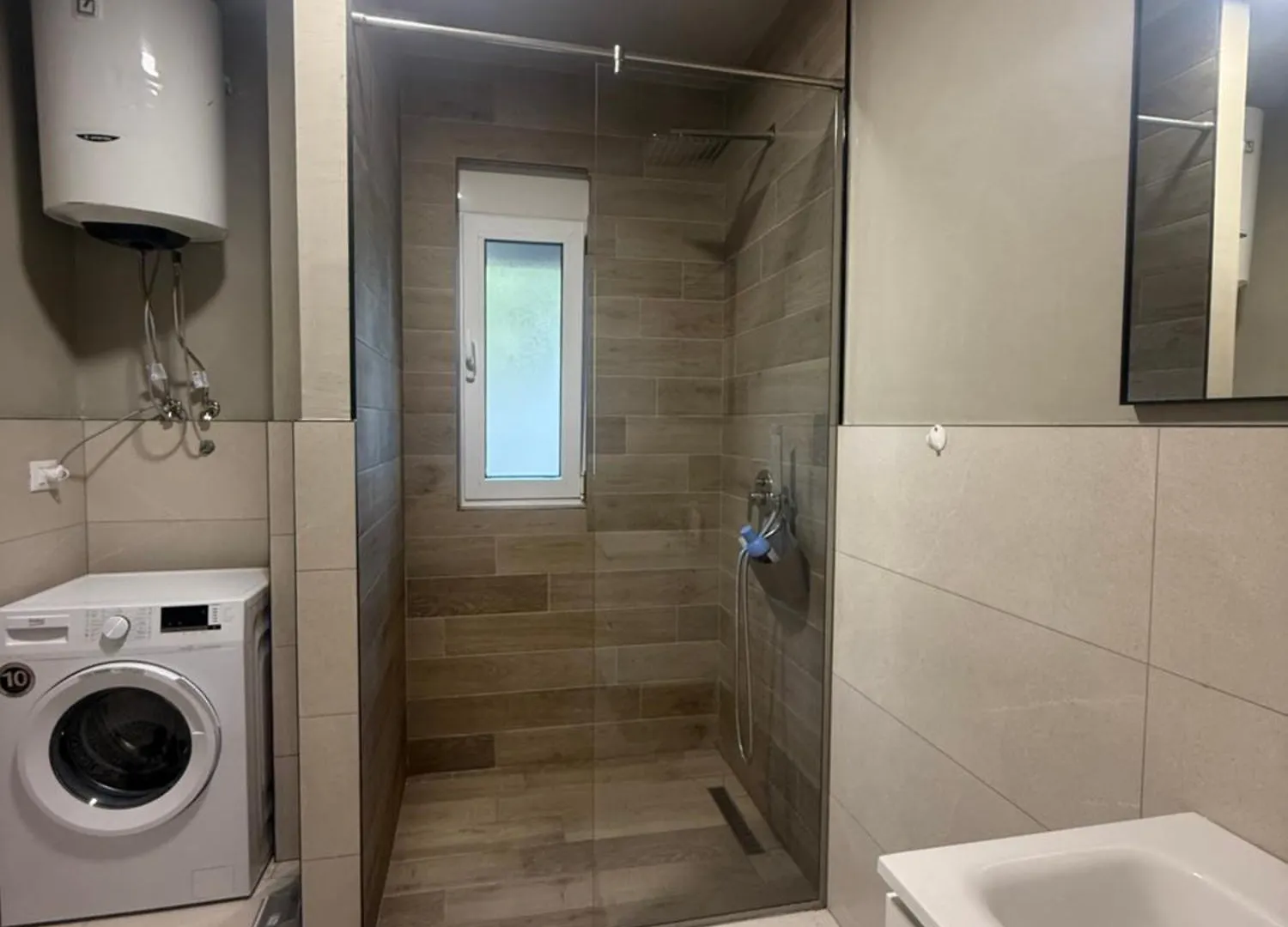 Iria Apartment 1 & 2 Голем 0*,