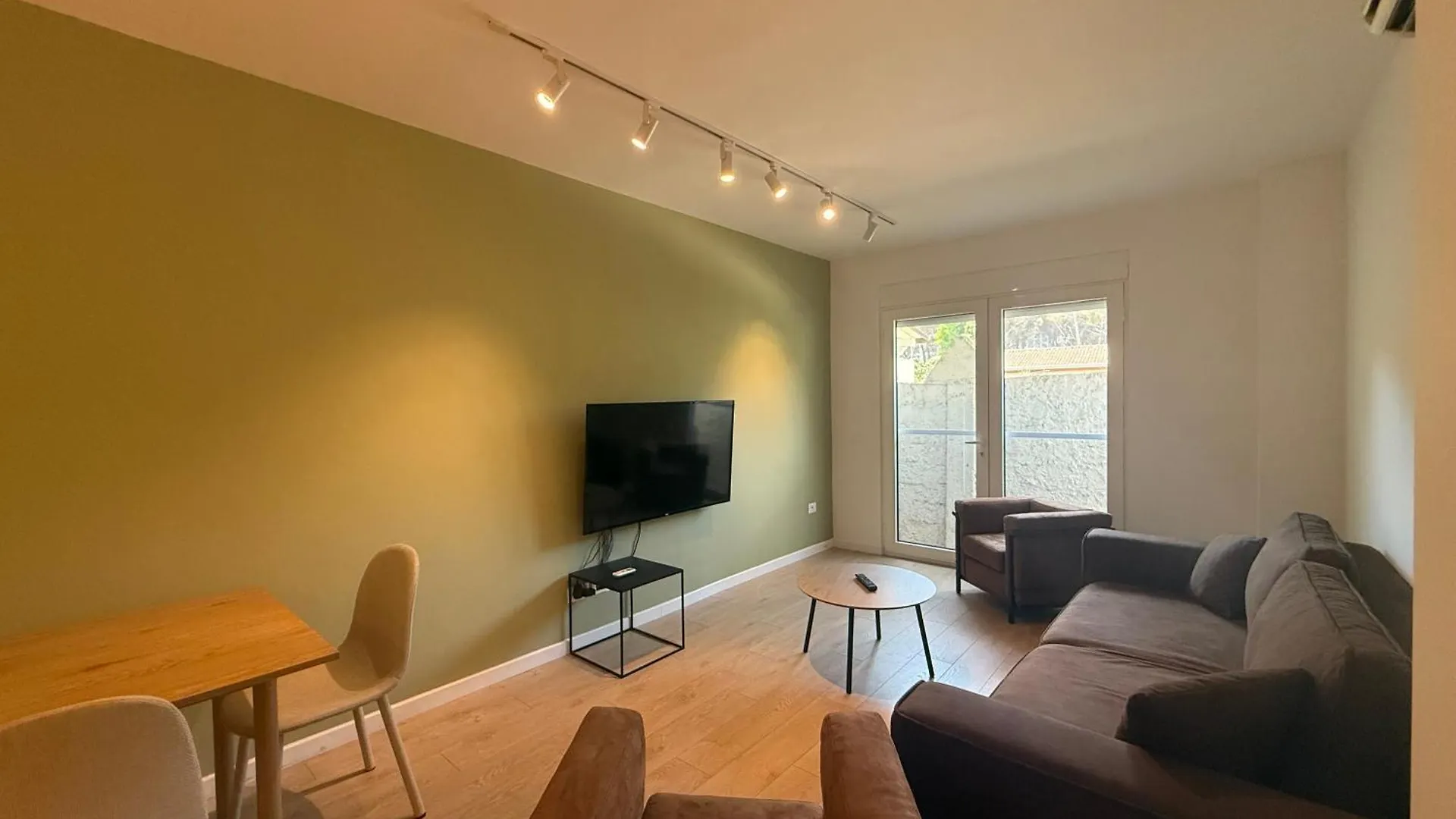 Iria Apartment 1 & 2 Голем Албания